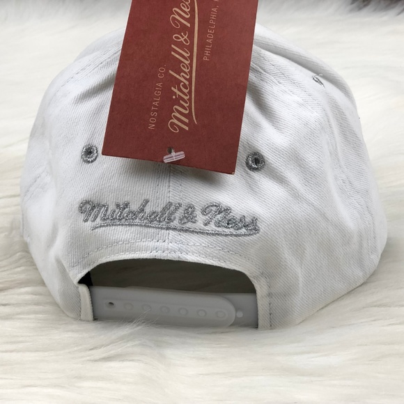 Chicago Bulls Mitchell & Ness NBA Chrome Brim Hat - Picture 2 of 8